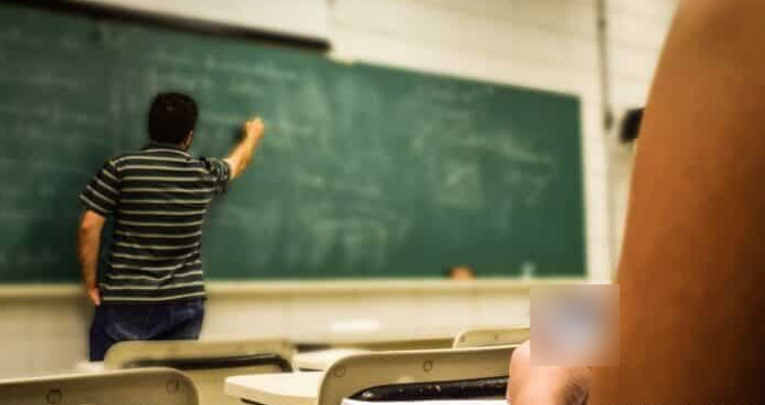 teachers-in-school-smoking-teaching-time