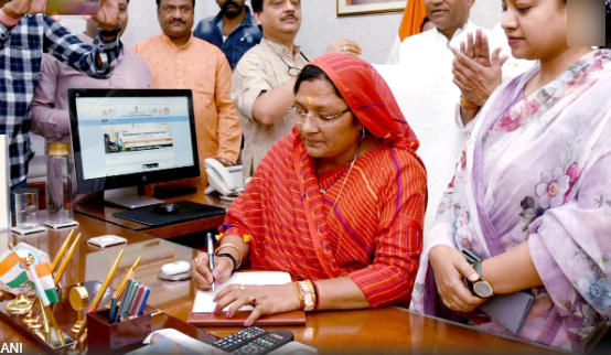 Union Minister Savitri Thakur could not write 'Beti Bachao, Beti Padhao' slogan in Hindi